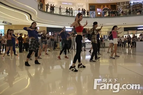 青秀万达广场惊现快闪 群众斗舞只为博人眼球?