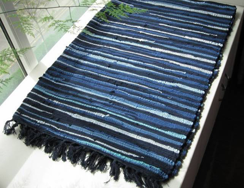 碎布地毯由废布编织而成,是环保主义的家居产品.