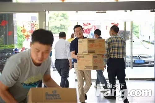  将爱留下 --金鑫朗郡与扬州福利院一起欢度母亲