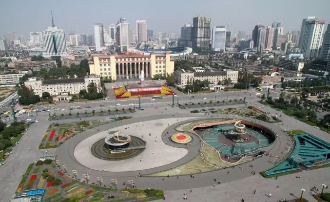 挑起城市的脊梁骨_房产资讯-成都搜房网