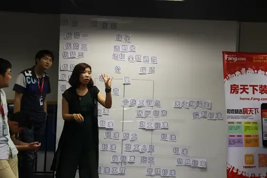 市拓部经理王娅含介绍游戏规则