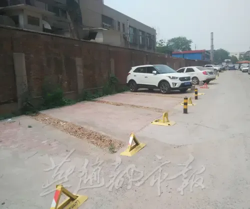 唐山抢车位:绿地变身停车场 谁对小区环境负责