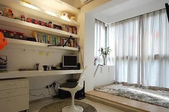 书房兼卧室设计,空间还是蛮宽敞的,没有多余的家具,简单的书桌及书架
