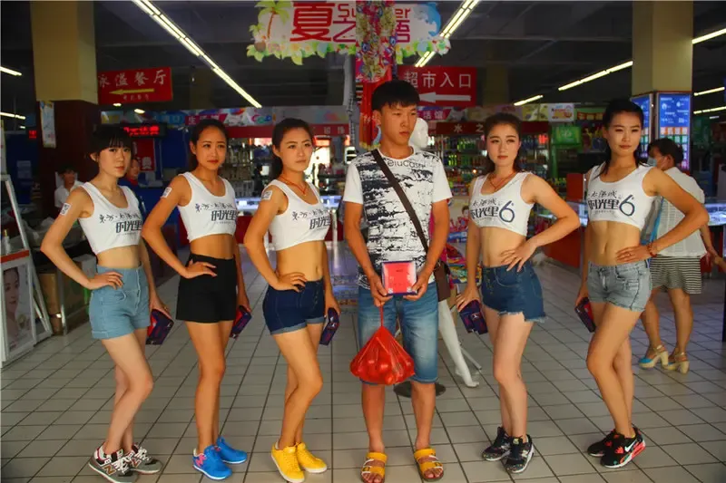 火辣模特突袭万德福 东方太阳城美女拓客火爆