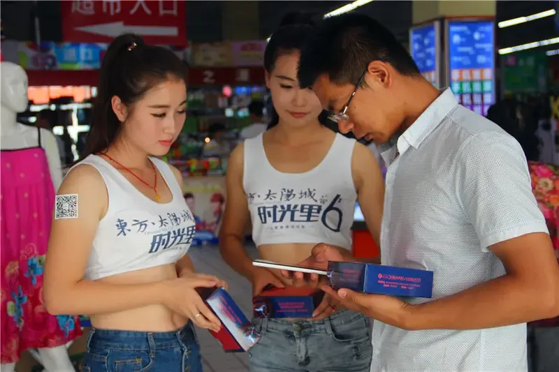 火辣模特突袭万德福 东方太阳城美女拓客火爆