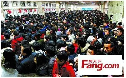 股市暴跌股民排队跳楼 房价暴跌的后果更可怕
