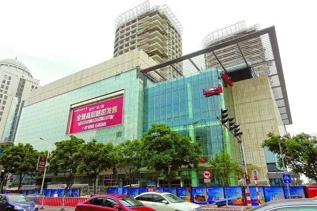 苏宁广场裙楼商铺开始装修 计划8月底完工