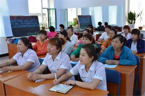 白桦社区开展职业道德文明礼仪教育活动_房产