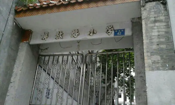 学校前身为新会书院创办的冈州小学(1948年创立),1956年,经南宁市政府
