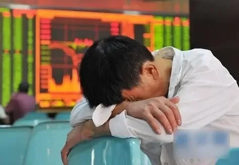 男子炒股亏20万 抄底又遇3个跌停 不如选10大