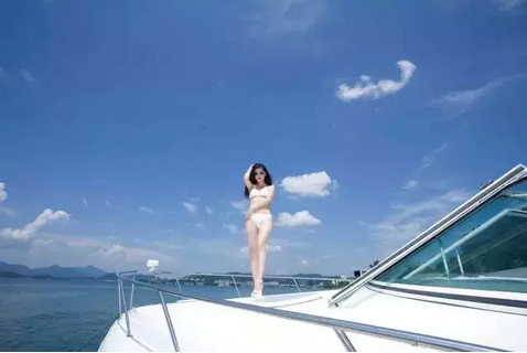 豪华游艇,漂亮妹子,比基尼泳装……可谓是千岛湖畔最美的