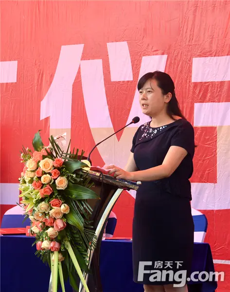石鼓区区委副书记,区长黄辉致辞