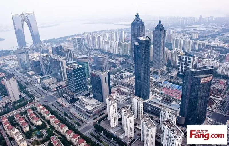 而开发早的湖西板块因为金鸡湖,星海广场,东方之门等一系列配套设施的