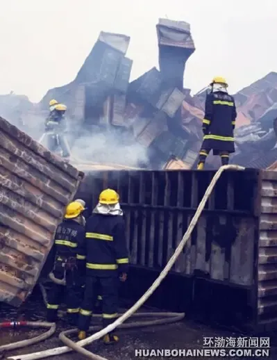 唐山公安消防支队60名官兵昨星夜驰援天津(组