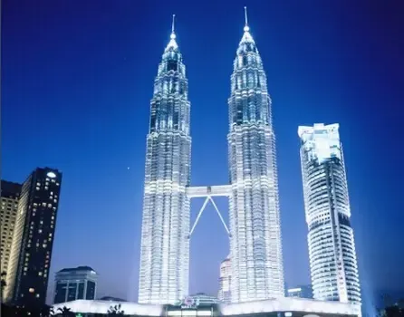 当这些高楼落成时 距离经济危机也不远了(组图