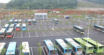 公交车已停进停车场