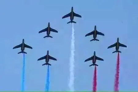 同时,此次阅兵部队运输首次使用高铁和飞机,首次租用地方企业运力