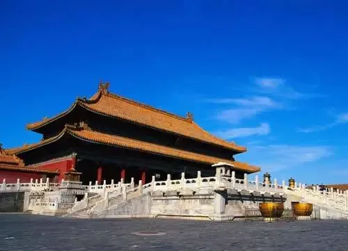 白领生存最苦逼的10大城市 5个月工资买一平米