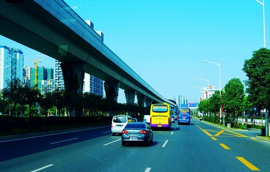 龙岗大道厚积薄发 两旁楼盘林立欲赶深南大道