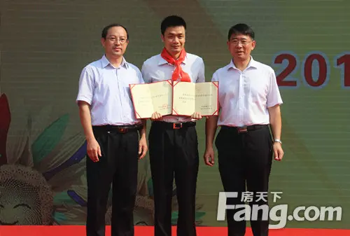 合肥市南门小学,合肥市第四十五中学两校校长为洪伟明颁发聘书