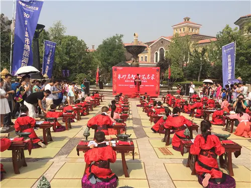 8月29日,"西安首次大型学生开笔礼"活动在陕师大绿地浐灞小学举行