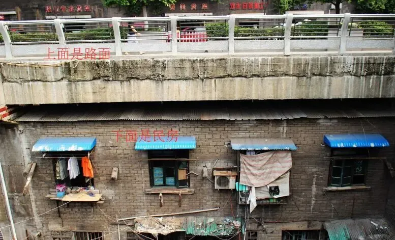 重庆最牛违章建筑 房屋建在路面以下