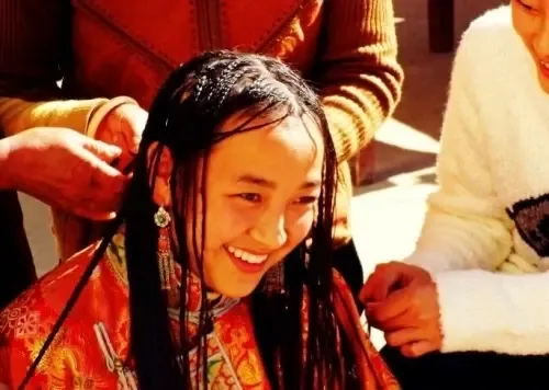 揭秘:盛产美女的中国美人谷 神秘的少女成年礼