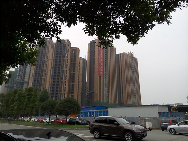 温江目前的商业主要集中在两个 :老城区版块和光华新城版块.