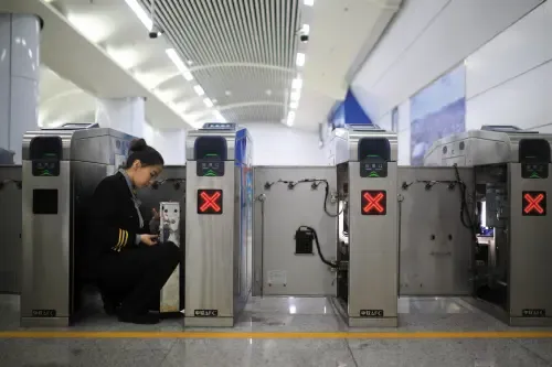 揭秘末班车后大连地铁员工不为人知的 夜生活