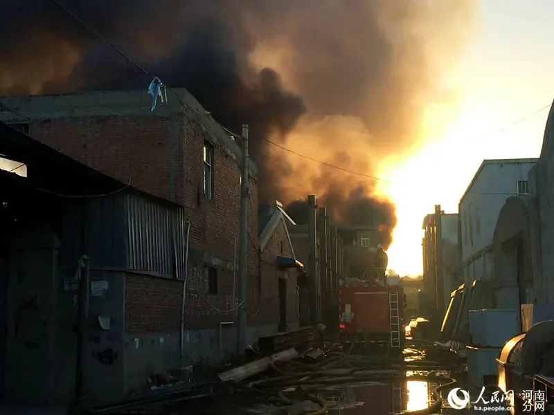  郑州 一 大型仓库 突发 大火  浓烟滚滚数公里外可