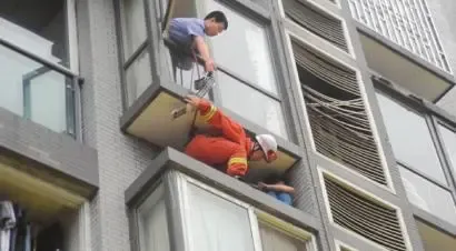 女孩赌气要轻生不听劝 消防员将其抱住跳下4楼