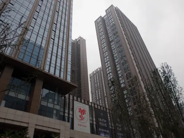 镜头实探蓉真正地铁盘 距项目地竟然10米不到?-成都新房网-搜房网