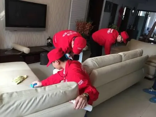 顾家家居总裁高管免费为用户清洗保养沙发,打