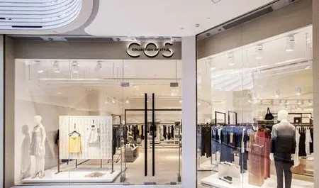cos(collection of style)是一个全新的时装理念,它把对成衣设计细节