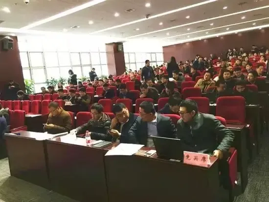 地塊競(jìng)拍現(xiàn)場(chǎng)