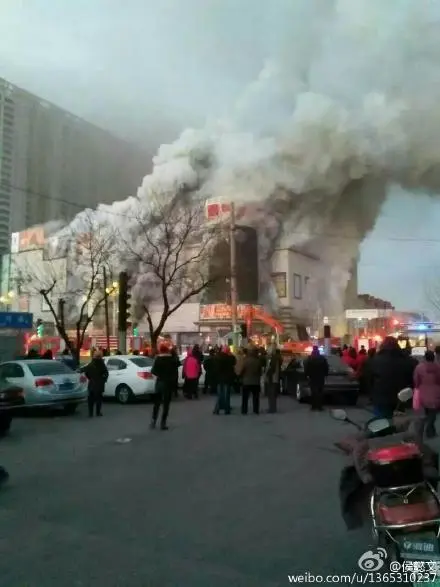 【大连】其他 :辽宁鲅鱼圈商业大厦着火 火势凶猛200消防员扑救(图)