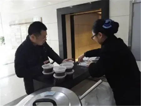 金色海岸腊八送粥 滨江物业的腊八温情