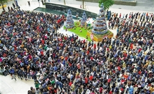 深圳外来人口楼市特征 数千员工排起长龙“刷楼”逗利是