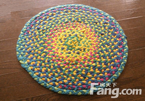 如何用废布料手工编织地毯