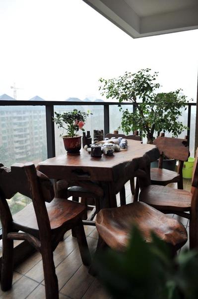 不妨把阳台改造成茶室,约上朋友们来家里喝茶聊天吧!