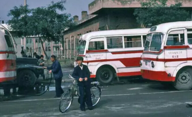 1992年,太原市小公共汽车公司引进50辆小巴,驶向省城街头.