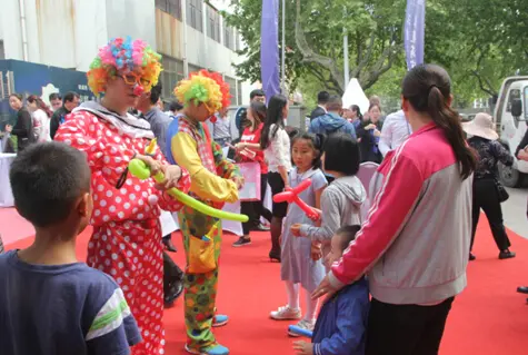 为到访嘉宾送上饕餮之享;可爱的红鼻子小丑也抓住了孩子们的心,他们