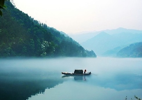 "古时大多文人雅客爱好泛舟湖上,赏湖景,或把酒,或品茗,各有一番情调.