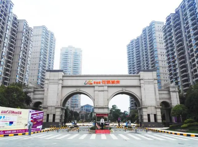 为迎接业主的到来,碧桂园花溪首府早早做好了准备,现场红毯铺地