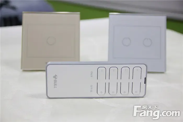 科技感爆棚的懒人神器 公牛G22触控屏遥控开