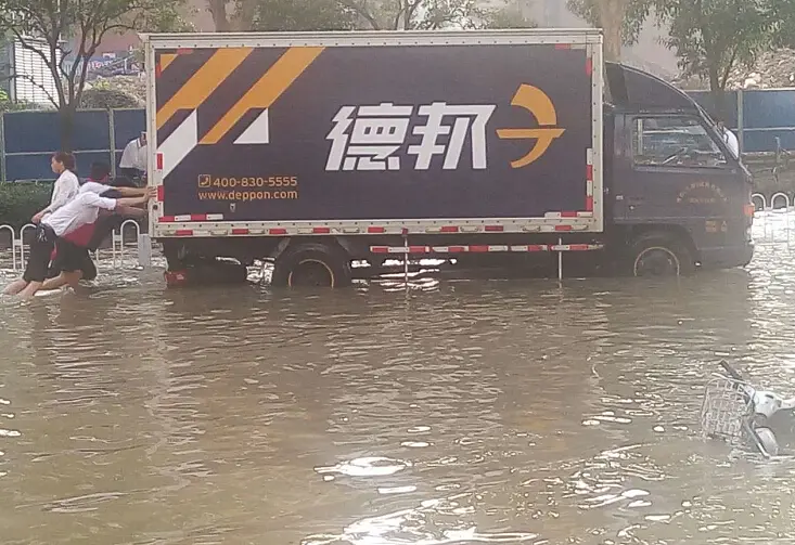 南湖大车泡水中孤立无援 房天下经纪人齐上阵助其脱险