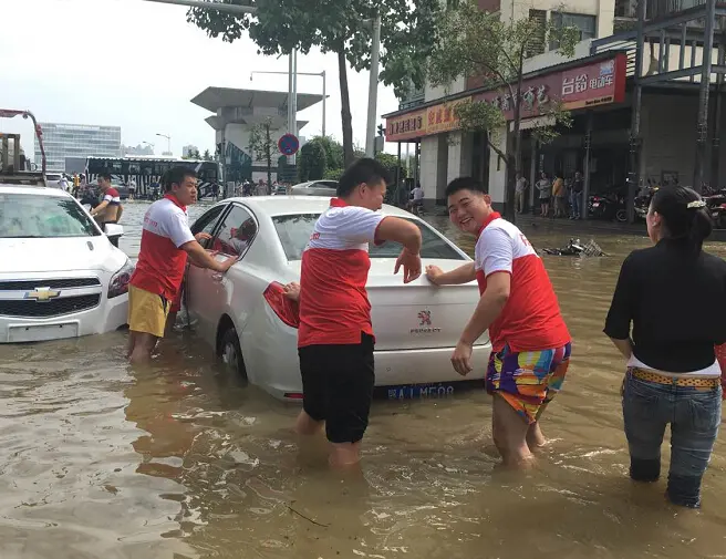南湖大车泡水中孤立无援 房天下经纪人齐上阵助其脱险