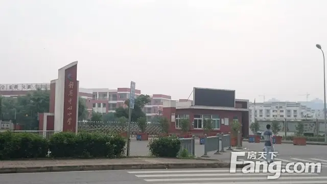 教学部分:苏大附属中学,郭巷中心小学已投入使用,安静的校园让人放佛