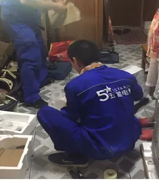 体感温度超50℃,探访五星电器空调安装工的一