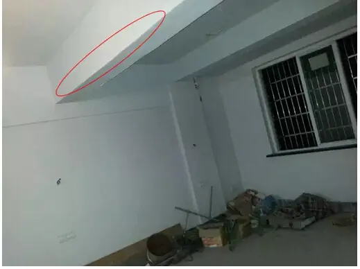 其实房屋中间的横梁是绝对不能拆改的,因为横梁支撑上层的墙体楼板